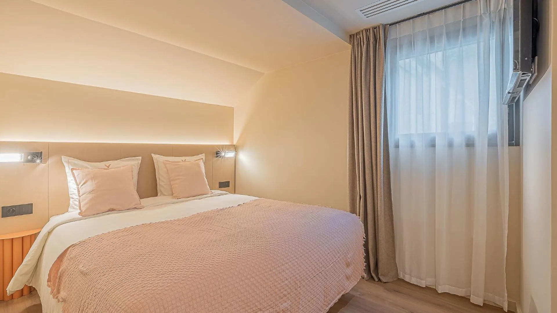 Yuna Montmartre - Aparthotel Париж 4*,