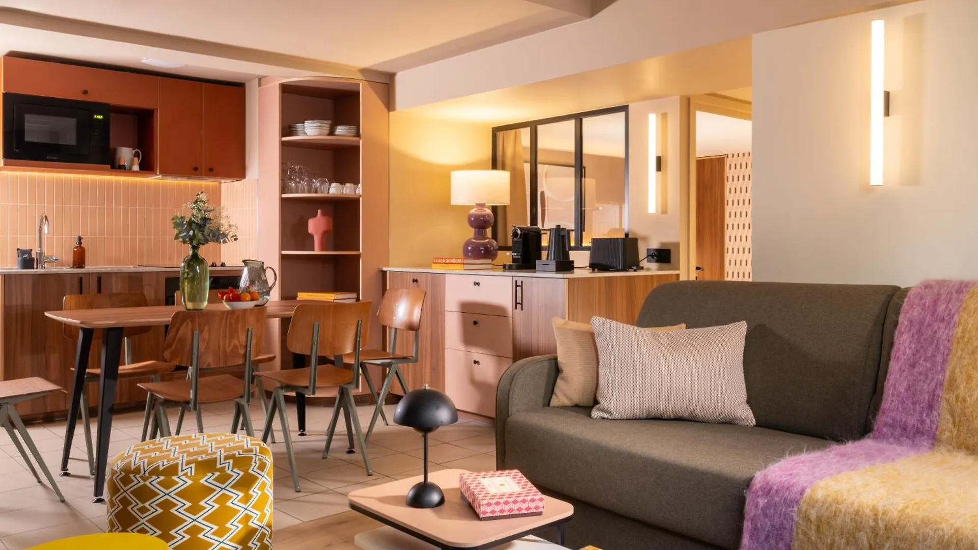 Yuna Montmartre - Aparthotel Париж 4*,