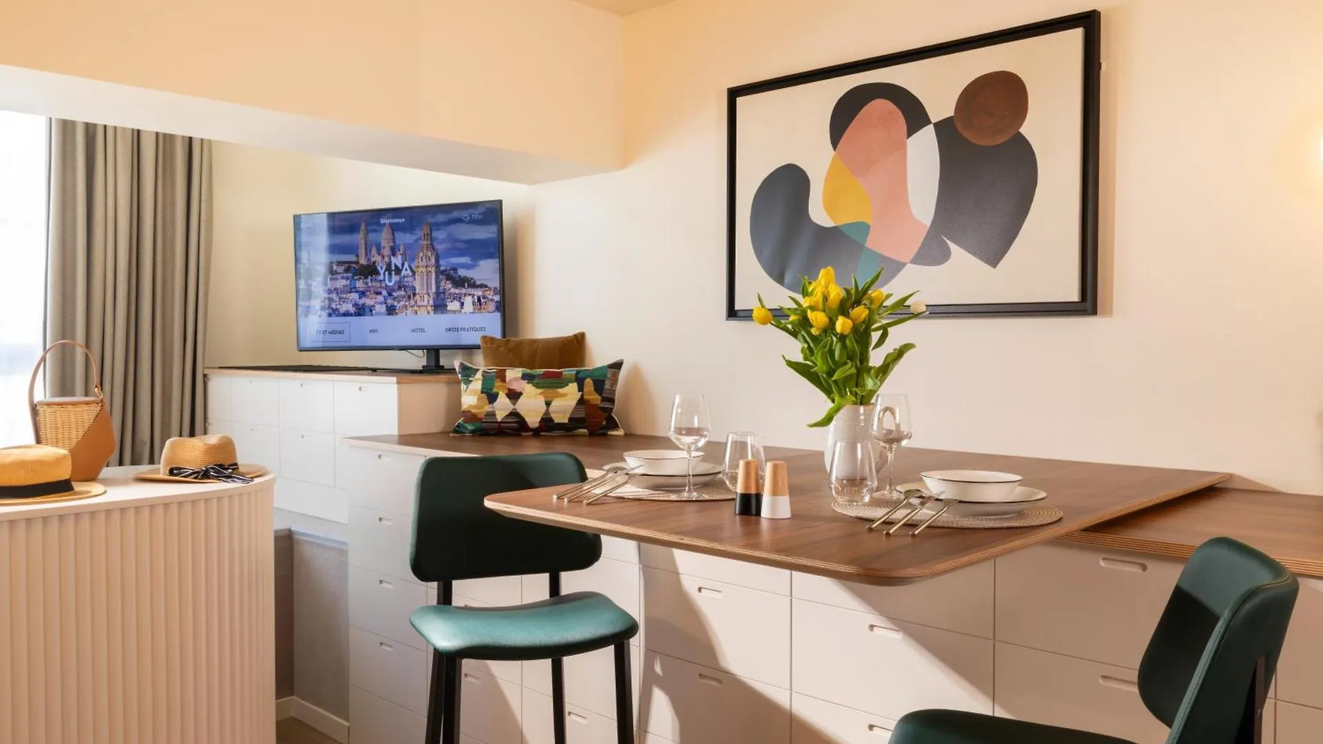 Yuna Montmartre - Aparthotel Париж 4*,